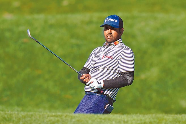 印度選手拉西里仔細觀察自己打出的小白球落點。（美聯社）