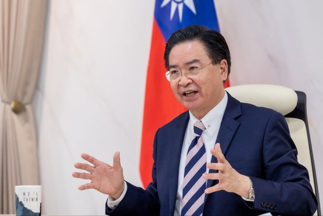 外交部长吴钊燮接受捷克媒体专访。（图／翻摄自外交部官网）