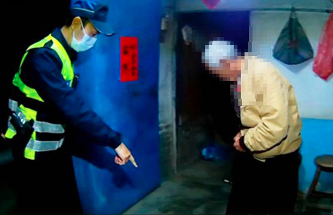 警方日前接获熟悉的王老先生报案，声称「家里有无形玩偶『魔神』，并且在地上撒满绿色弹珠」。（警方提供）