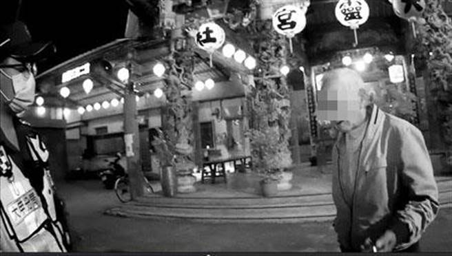 员警藉由「拜请妈祖婆保平安」、「警察、妈祖婆一定挺你」行径，让原本「囡仔性」爆发、想找人聊天却不愿明说的独居老安心，在满满的仪式感下回家。（警方提供）