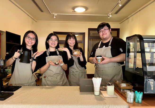 饮品社4名同学拿创业基金开店，实践课堂上的专业知识。（大同大学提供）