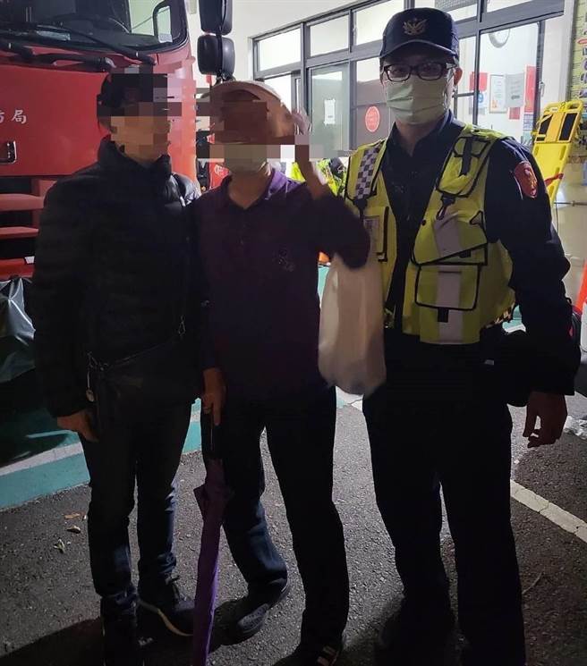 台中市1名老妇迷途，员警从其手持的雨坐伞中，找到张贴的家属电话，顺利找到家人。（民眾提供／卢金足台中传真）