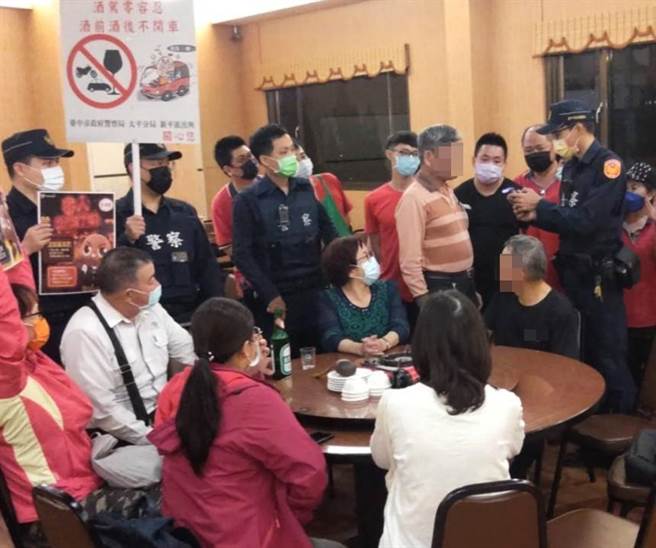 太平警分局為防制民眾酒後駕車，到太平轄內各餐廳外設點宣導。（太平警分局提供／馮惠宜台中傳真）