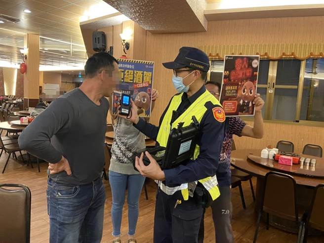 太平警分局為防制民眾酒後駕車，除到太平轄內各餐廳外設點宣導外，還讓民眾已有小酌後的民眾體驗吹酒測器，知道自己有無飲酒過量。（太平警分局提供／馮惠宜台中傳真）