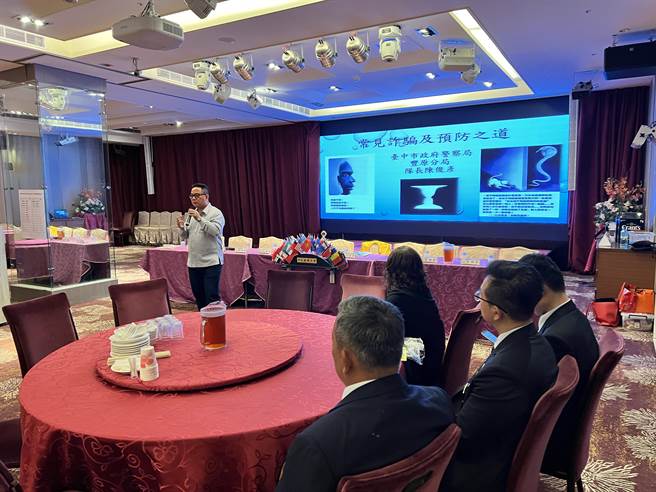 豐原分局偵查隊長陳俊彥，受五福獅子會邀請，於獅子會第26屆會員大會暨月例會，進行反詐騙宣導專題演講，避免讓詐騙集團有機可乘。(警方提供)