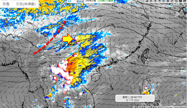 台灣西方的一大片雲系有明顯的對流胞雷雨系統發展。明晚通過台灣時有可能出現瞬間較大量的降雨及雷雨。(翻攝自 吳聖宇臉書 )