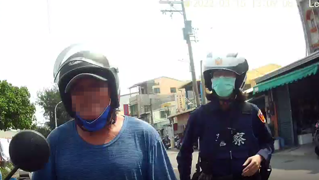 男酒驾又通缉，被女警逮捕大嘆，上不了远洋渔船了。(戴志扬翻摄)