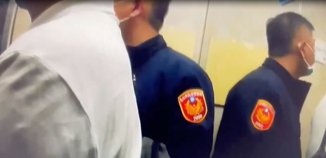 呂男稱對康參選很不爽，所以到服務處丟汽油彈。（翻攝影片）