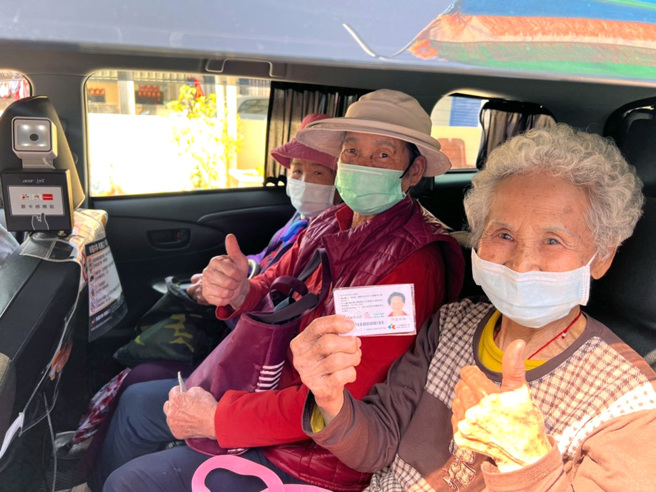 公车式小黄让计程车深入乡里，提供弹性灵活且更有效率的接送服务。（图片提供/高雄市政府交通局)