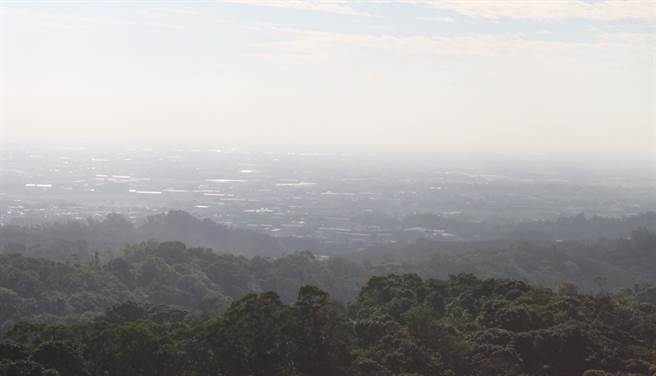 彰化又陷入一片雾茫茫，空品来到红色警示等级。（吴敏菁摄）