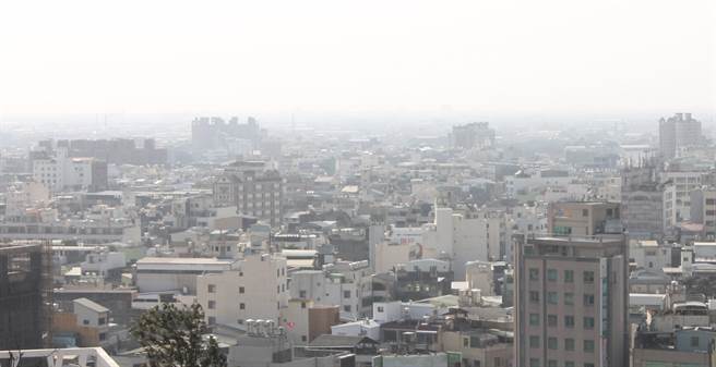 彰化又陷入一片雾茫茫，空品来到红色警示等级。（吴敏菁摄）