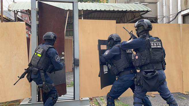 高雄保安警察大队大特勤中队示范攻坚。（洪靖宜摄）