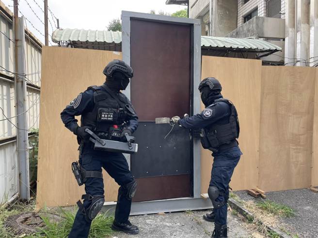 高雄保安警察大队大特勤中队示范攻坚。（洪靖宜摄）