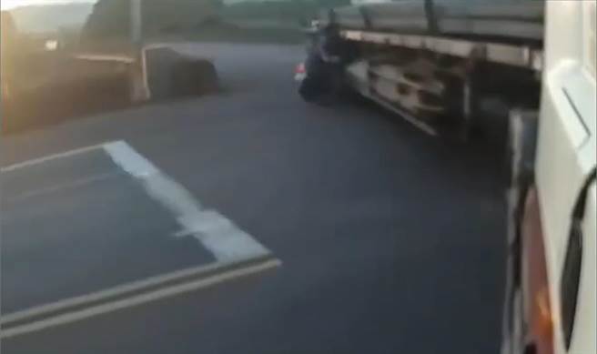 陳翁當場死亡、14歲的孫子則左大腿骨折，緊急送醫搶救，而詳細的肇事原因仍有待進一步調查釐清。(民眾提供／吳建輝南投傳真)