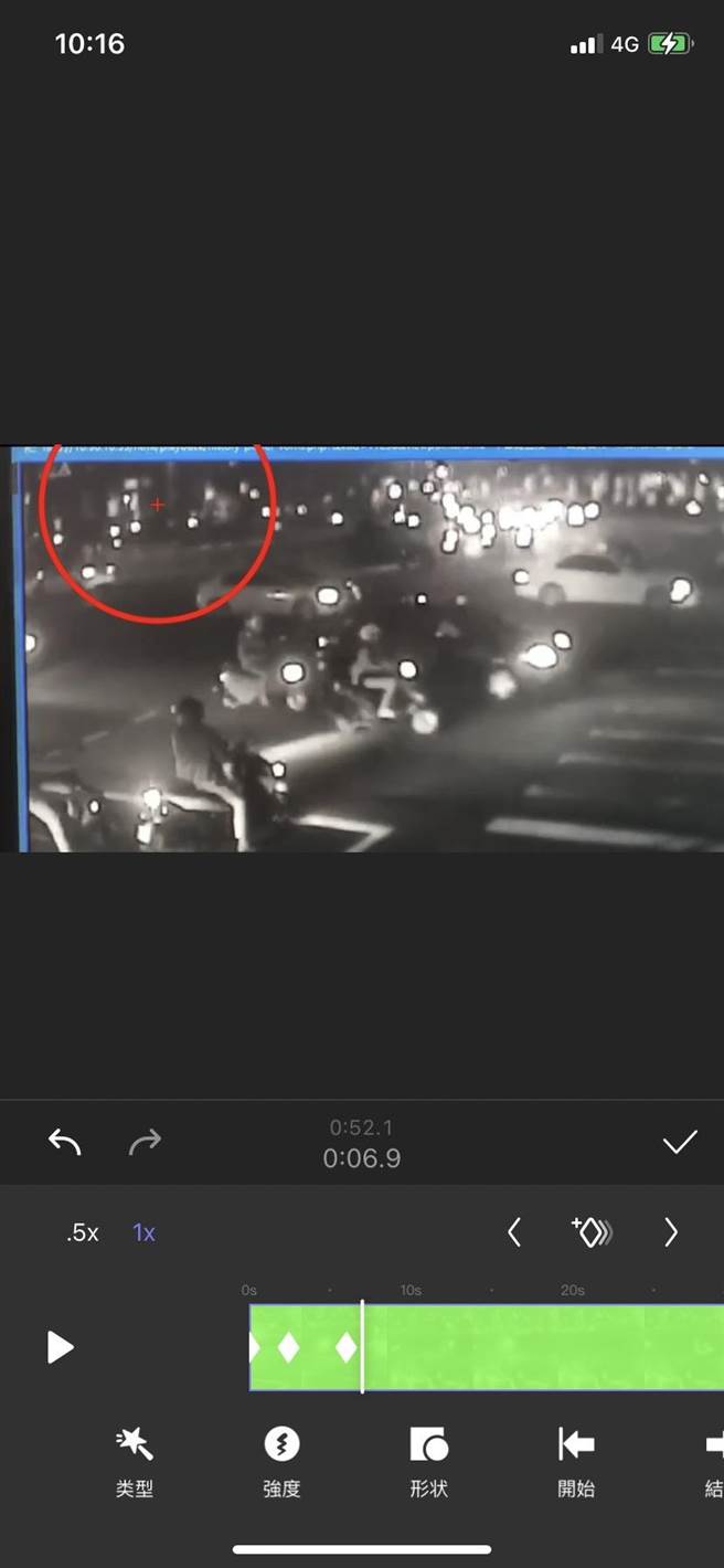 監視器畫面左上角拍到熱心路人幫忙撿鈔票。（警方提供）