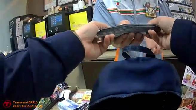 警方到超商借點鈔機清點掉落現金。（警方提供）