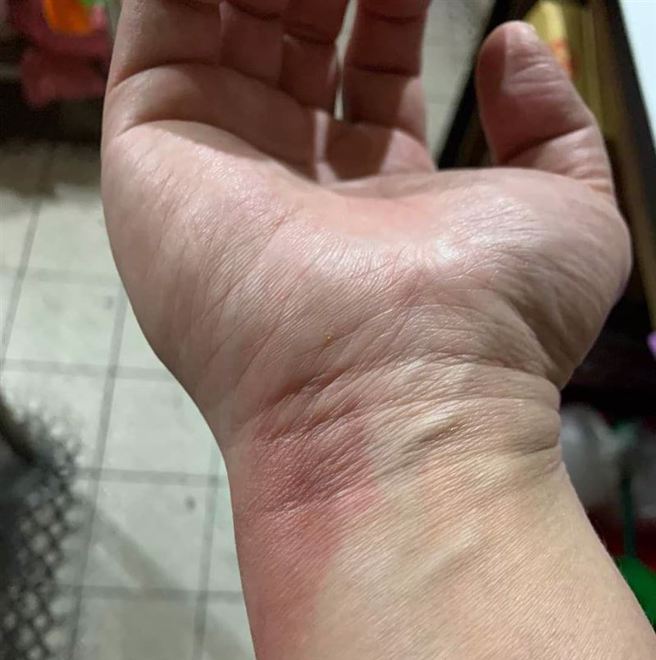 原PO下厨10年没被汤伤过，换掉美轮明宏桌布后竟然被烫到。(翻摄自 爆废公社)