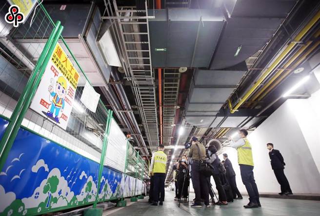 桃园国际机场第2航厦3月11日发生大停电，影响机场运作，追查发现2名工人利用油压剪偷剪电缆酿祸。（本报资料照）