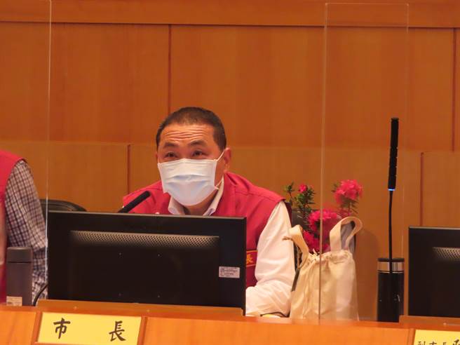 新冠肺炎尚未流感化 侯友宜：寬鬆政策要兼顧醫療量能。（葉德正攝）