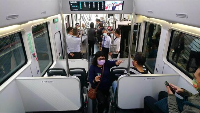 「Model T」內部設計簡約。（高雄市交通局提供／洪靖宜高雄傳真）