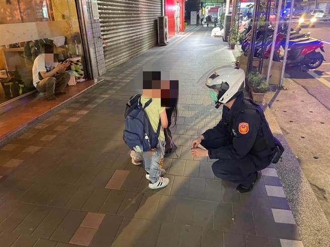 4岁童趁妈妈领药贪玩溜出诊所，在街头迷路嚎啕大哭。（卢竹警分局提供／陈梦茹桃园传真）