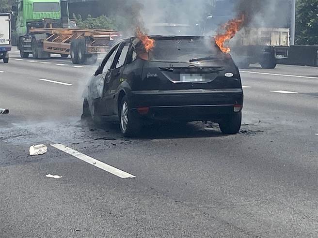 国道1号北向45.9公里林口上坡路段1部自小客车起火燃烧。（翻摄照片）