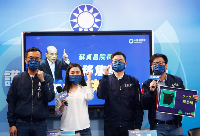 國民黨文傳會16日召開「蘇院長，轉移焦點不能改變缺電事實！」記者會，人民現擔心隨時面對跳電風險，立委針對停電問題質詢，蘇揆卻展現「國會大流氓」的行徑，對立委反質詢，文傳會主委凌濤（右二）、副主委林家興（右）黃子哲（左）及發言人柳采薇（左二）握拳高喊：電火球缺電耍流氓、國民黨負責找解方，宣布國民黨將對缺電問題提出解決政策。（陳怡誠攝）