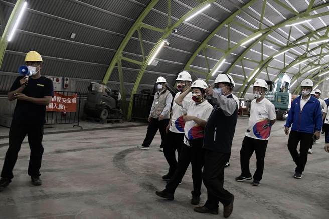 花蓮縣長徐榛蔚率隊到宜蘭利澤焚化了解垃圾處理過程。（花蓮縣府提供／王志偉花蓮傳真）