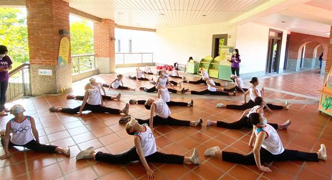 台中市国光国小舞蹈社虽不是专业舞蹈班，因训练过程严谨年年代表中市进军全国赛。（教育局提供）