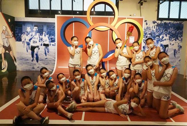 国光舞蹈社现代舞-《奥运梦梦梦》，从奥运比赛发想，彷佛将观眾带入奥运殿堂实境中，充分传达体育精神。（教育局提供）