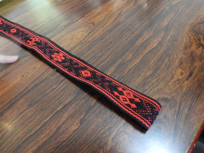 花莲林荣游憩区转型成「慢城客家驿站」，进驻馆内的织布工艺师在现场织出一条象徵原客共荣的纹路。（罗亦晽摄）