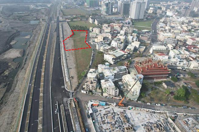 （高雄大学生活圈的1,345.50坪「住四」土地（红色范围），16日由茂德建设集团以总底价8.88亿元，每坪66.07万元标得，再创区域次高价。图／高雄地政局提供）