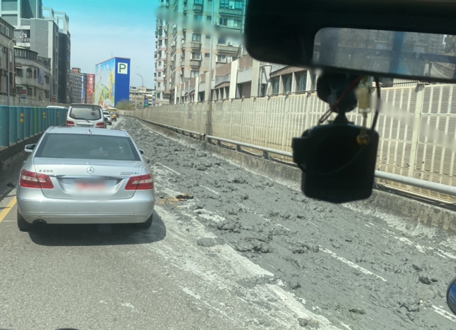 台一线南下高架桥16日发生砂石车沿路掉落废土，占据外线车道。（翻摄自记者爆料网）