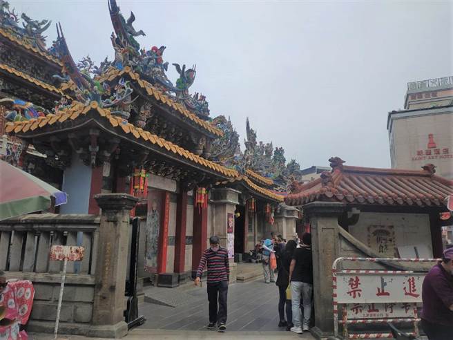 云林县北港朝天宫微解封，开放庙埕侧门与进香团住宿。（张朝欣摄）