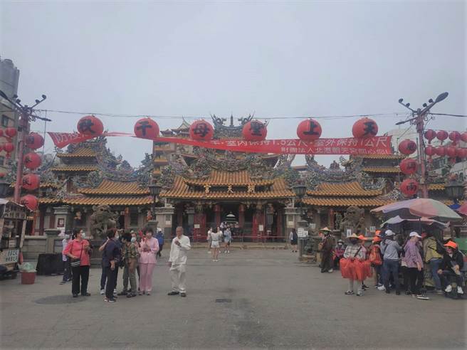 云林县北港朝天宫微解封，开放庙埕侧门与进香团住宿。（张朝欣摄）