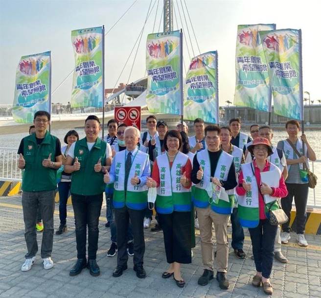 高雄市政府青年局长张以理(左二)与高雄银行董事长董瑞斌(左三)率队前往驳二积极推广「青年创业及启动金贷款利息补贴计画」。（柯宗纬翻摄）