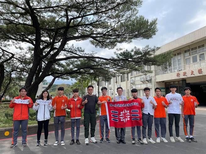 四技二專技優保送入學成績昨放榜，花蓮高工10位學生錄取國立科技大學，其中6位錄取國立台灣科技大學機電技優專班，創下該校最高紀錄。（花工提供／羅亦晽花蓮傳真）