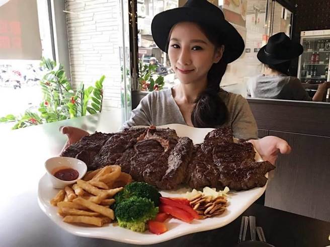 大胃王决赛关主是曾在35分钟完食3公斤牛肉的正妹大胃王「特盛吃货艾嘉Abby」。（柯宗纬翻摄）