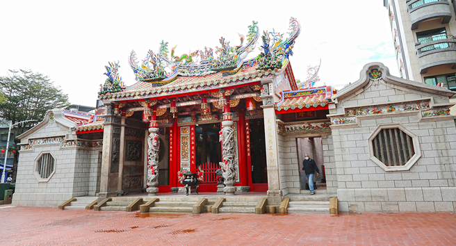 大門面向港內的天后宮為高雄第一座媽祖廟，三百餘年來守護世代漁民。龍飛鳳舞、花鳥瑞獸的剪黏工藝，把飛簷角脊點綴得美輪美奐。(攝影/Carter)