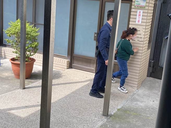 家屬16日在相驗辦公室接受問訊釐清案情，不願意接受媒體採訪。（張妍溱攝）