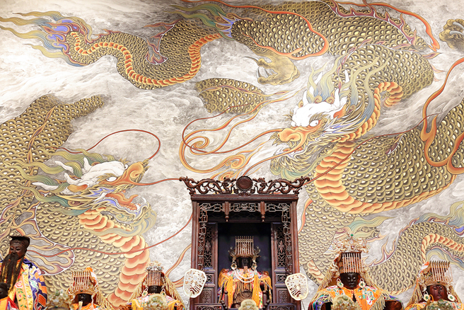 雙龍泥金畫與鳯凰、麒麟擂金畫：媽祖、註生娘娘與福德正神的神龕後貼，為文化部認定之傳統工藝保存者許良進所繪作，有別於一般寺廟慣用的畫金或貼金方式，許良進改採「泥金」與「擂金」之繪作方式來呈現低調柔和的黃金之美。(攝影/Carter)