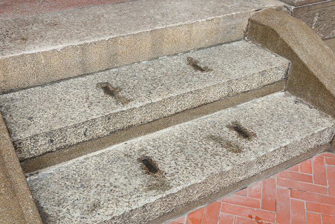 天后宮的建築秘密：看似再簡單不過的門口地板石階，實際上是建廟先人當初渡海來台時，船隻內部所使用的壓艙石。將其製作成台階，也代表先人們落地生根的涵義。(攝影/Carter)