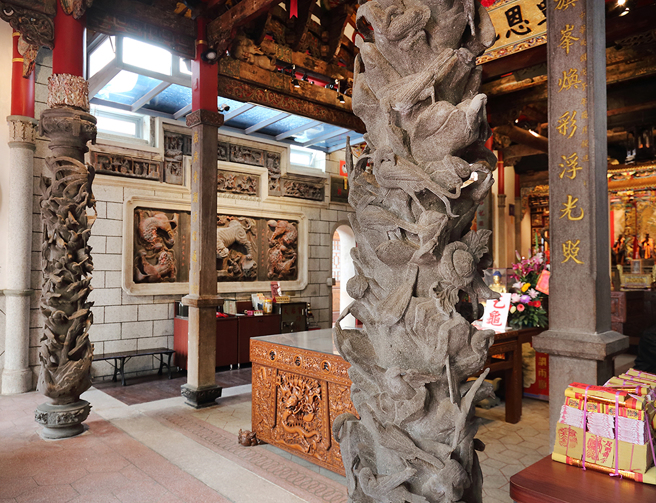 百鳥柱：雕刻一百隻栩栩如生的鳥禽，匠師以石頭的剛搭配鳥的柔，呈現精湛工藝與剛柔並濟之美。(攝影/Carter)