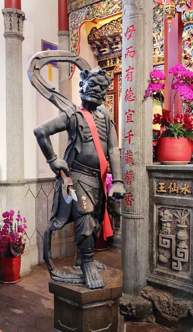 鎮殿千里眼、順風耳：每間媽祖廟必配祀的兩位將軍，旗津天后宮的鎮殿千里眼、順風耳將軍為泥塑所製，其精美的身形比例與神韻，在各地媽祖廟中是最為少見的。(攝影/Carter)