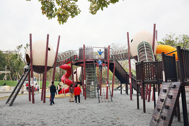 延續凹子底公園的森林意象，遊戲場以森林元素，呼應巨蛋商圈意涵，設計森林鳥巢、孵化、戲水、沙浴等遊戲空間。(攝影/Carter)