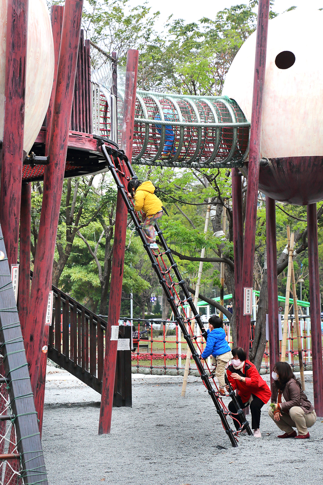 中央鳥巢設施為主空間，以滑梯、步道、繩網連結遊戲場空間，四周設置樹下鳥巢、遊戲蛋屋、共融大沙坑等設施。(攝影/Carter)