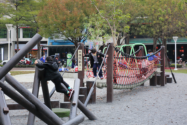 林間遊戲區設置平衡木、獨木樁、原木攀爬架、穿梭管等初階級遊戲設施，訓練兒童肌肉、協助調和能力。(攝影/Carter)