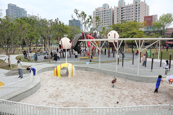 無憂沙坑在寬闊的遊戲沙坑旁設置遊戲沙台與蛋形小屋，增加遊玩變化性，造型遮陽棚與周邊休憩椅讓家長可以就近休息，也便於照看孩童。(攝影/Carter)