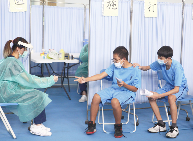 國內剩餘的BNT疫苗還有23萬劑，目前還在與廠商洽談新合約。圖為青少年接種疫苗的畫面。（本報系資料照）