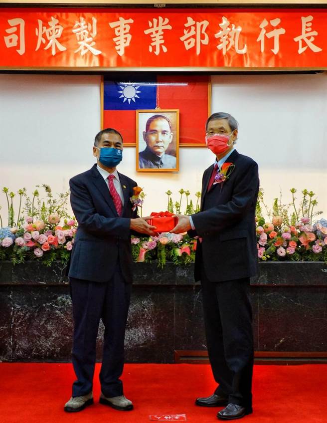 中油炼制事业部执行长悬缺今（16）日确定由原副执行长辛继勤（右）擢升，中油总经理兼代董座李顺钦亲自布达。（柯宗纬翻摄）